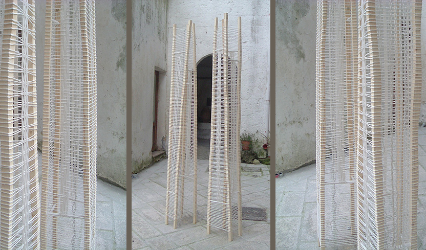 totem luminosi intrecciati con la raffia