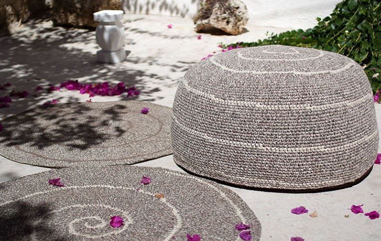 pouff e tappeti sassi e trulli in lana e cotone