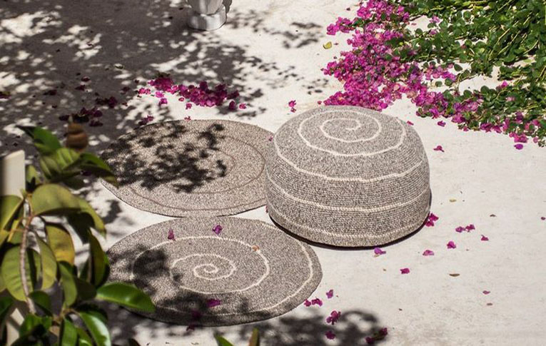 pouff e tappeti sassi e trulli in lana e cotone